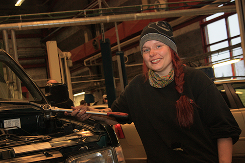 Emelie Olofsson har funnet sitt fremtidige yrke «Jeg blir rolig når jeg mekker!»