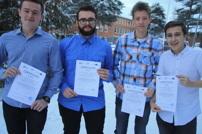 Macies Papciak, Krystian Kot, Karol Sitarz og Kamil Drozo hører til gruppen på 20 polske elever som har studert ved Utdanning Nord i Övertorneå i tre uker. 